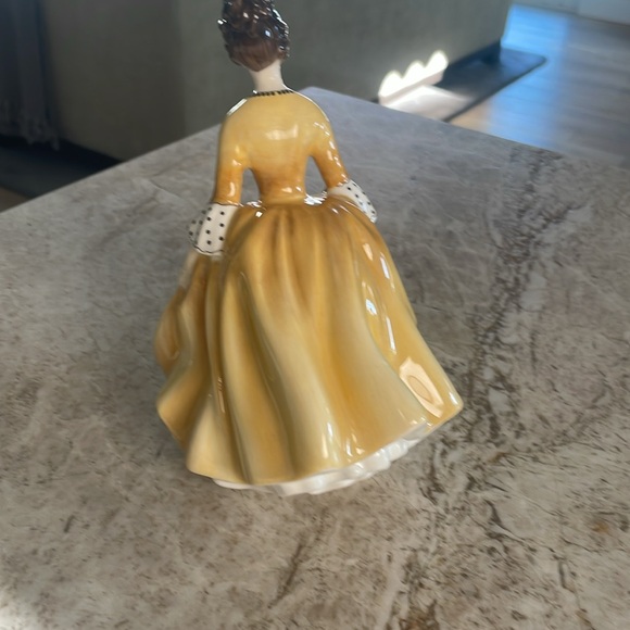 Royal Doulton figure Coralie - Picture 2 of 4